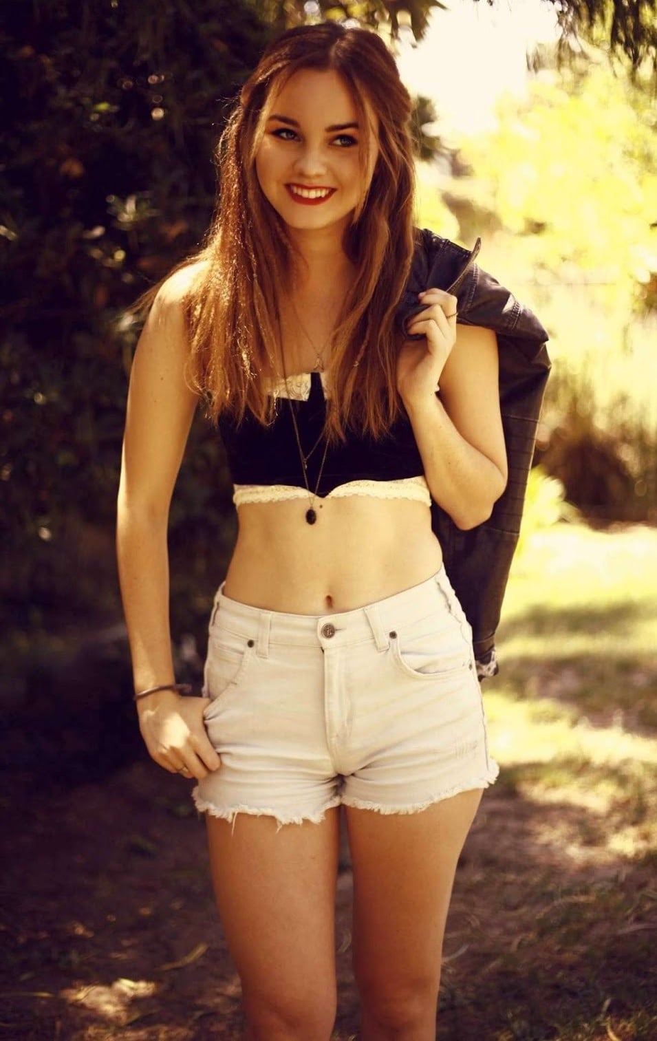 Anechka chiroyli va yalangoch.